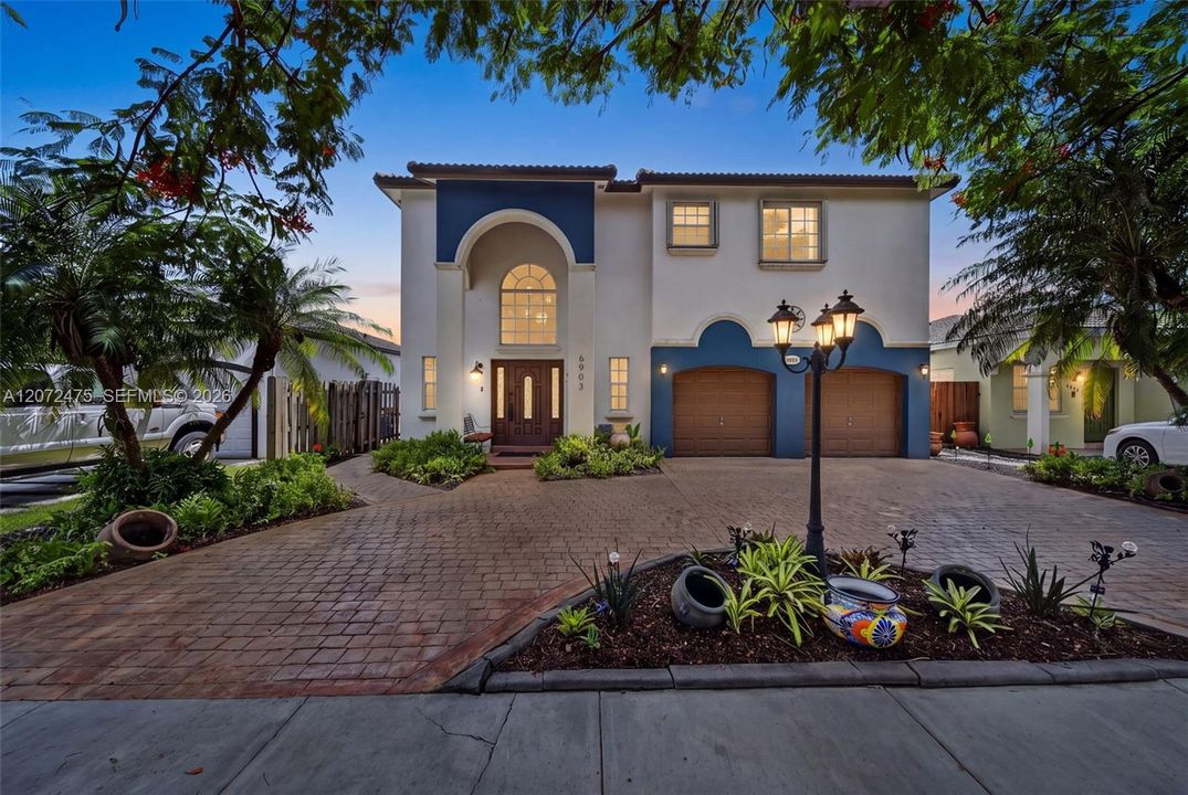 En Venta: $825,000 (4 camas, 4 baños, 2830 Pies cuadrados)