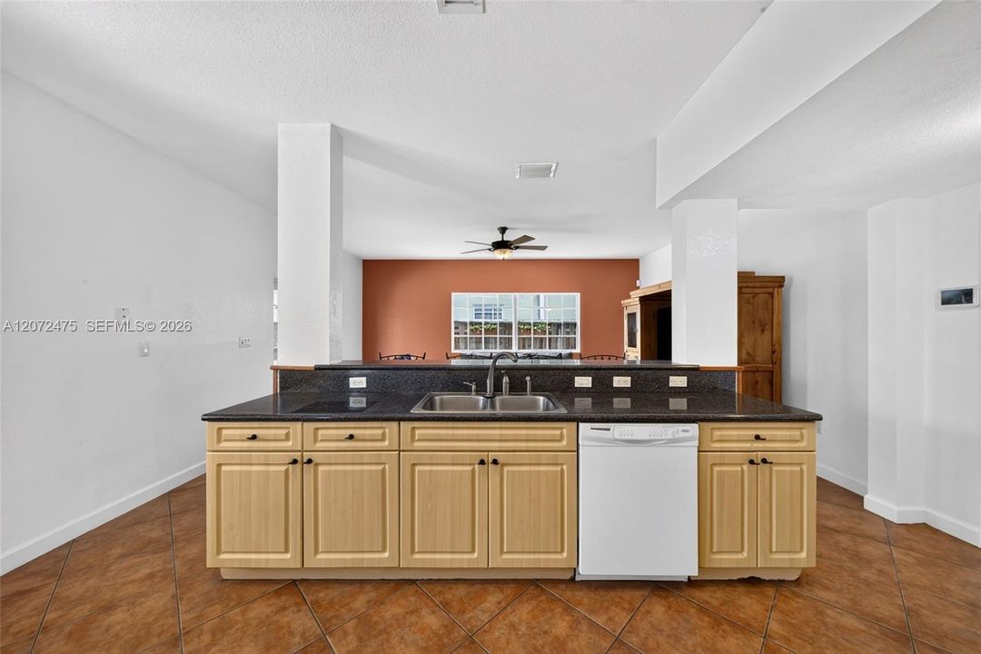 En Venta: $825,000 (4 camas, 4 baños, 2830 Pies cuadrados)