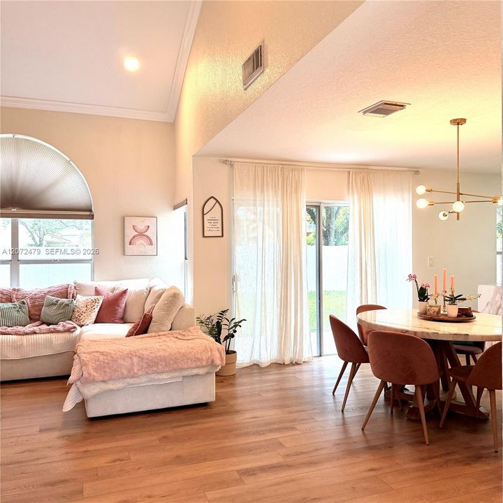 For Sale: $700,000 (5 beds, 3 baths, 1847 Square Feet)