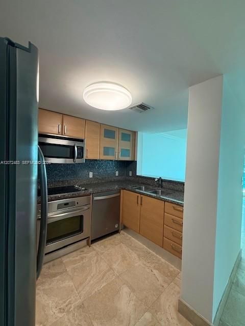 For Rent: $3,100 (1 beds, 1 baths, 791 Square Feet)