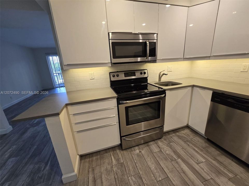 For Rent: $2,500 (2 beds, 2 baths, 936 Square Feet)