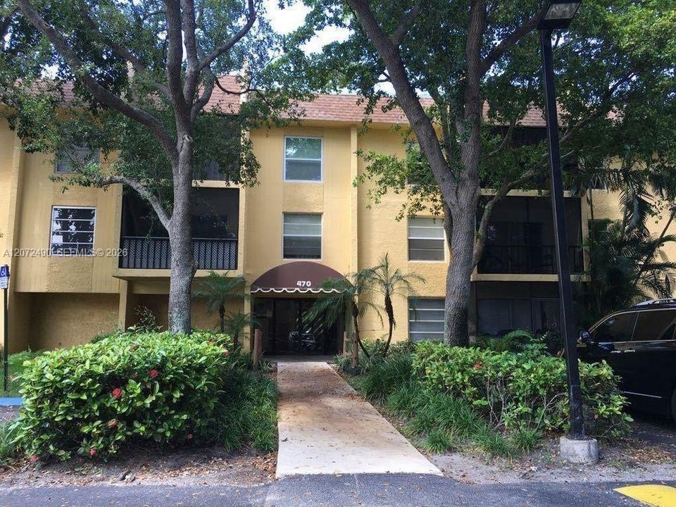 For Rent: $2,500 (2 beds, 2 baths, 936 Square Feet)