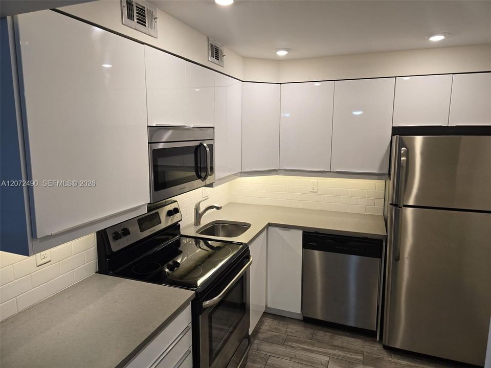 For Rent: $2,500 (2 beds, 2 baths, 936 Square Feet)