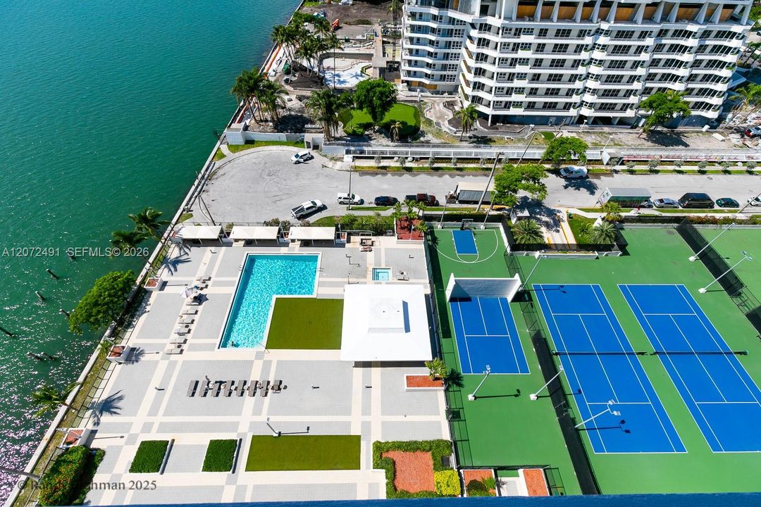 For Sale: $398,000 (1 beds, 1 baths, 757 Square Feet)
