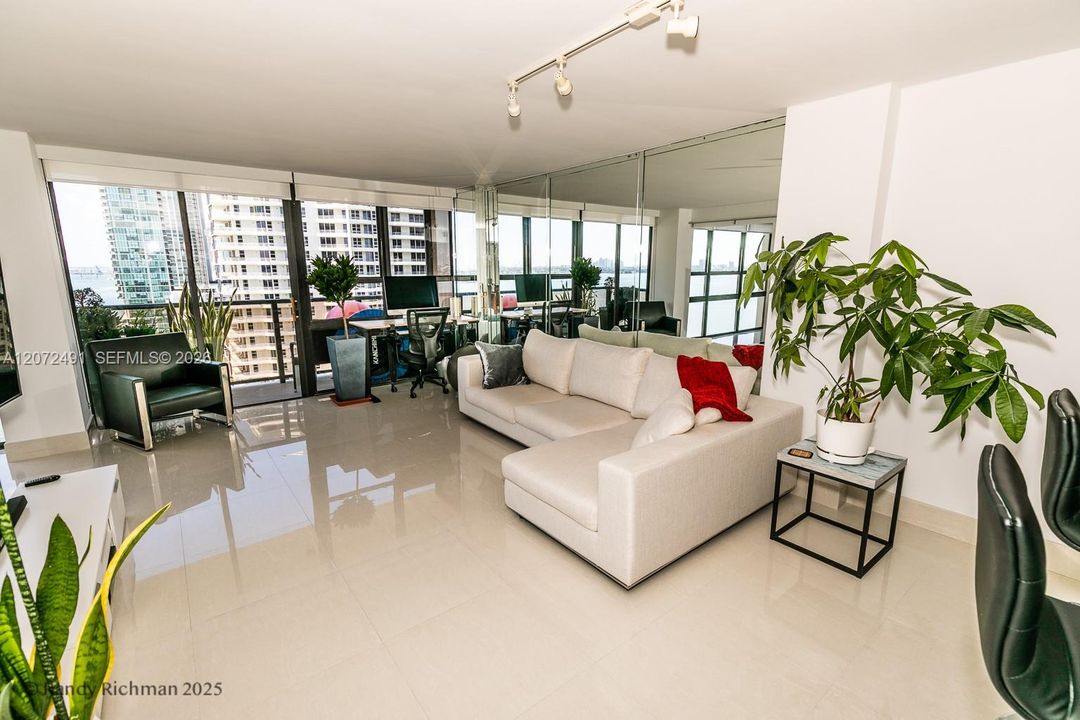For Sale: $398,000 (1 beds, 1 baths, 757 Square Feet)
