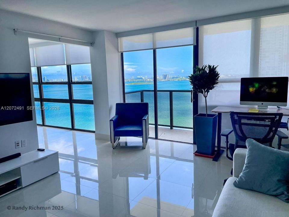 For Sale: $398,000 (1 beds, 1 baths, 757 Square Feet)