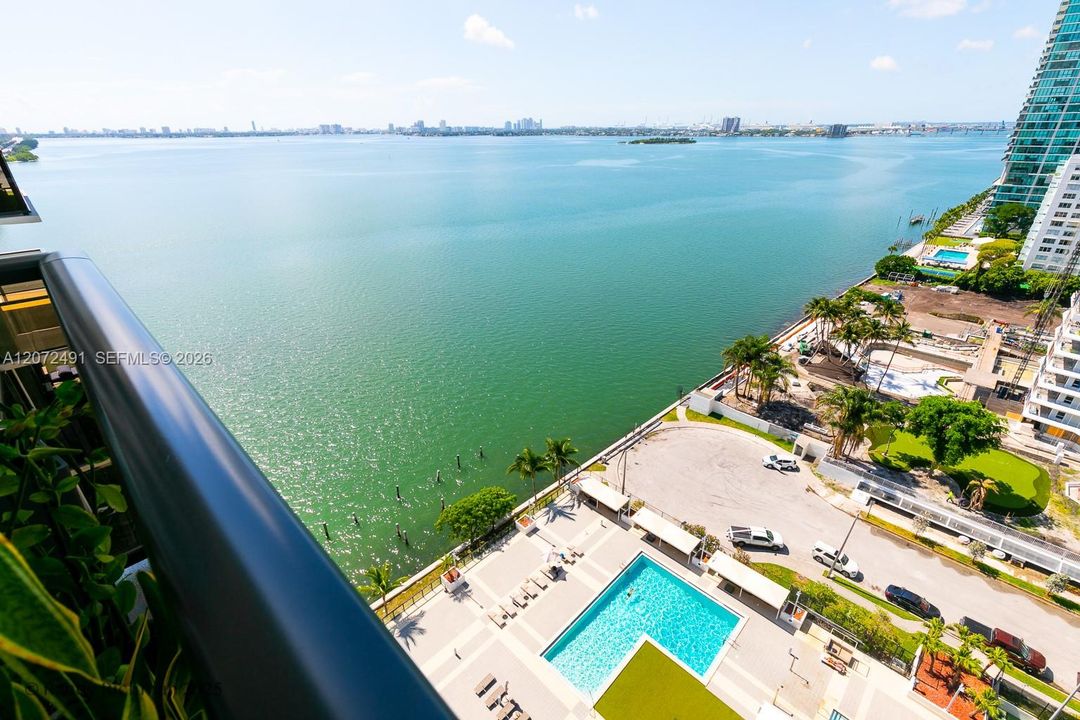 For Sale: $398,000 (1 beds, 1 baths, 757 Square Feet)