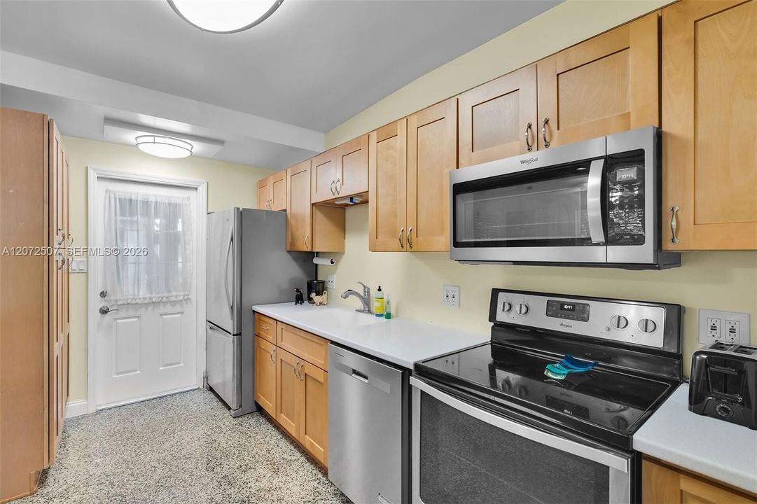 For Sale: $525,000 (2 beds, 1 baths, 1046 Square Feet)