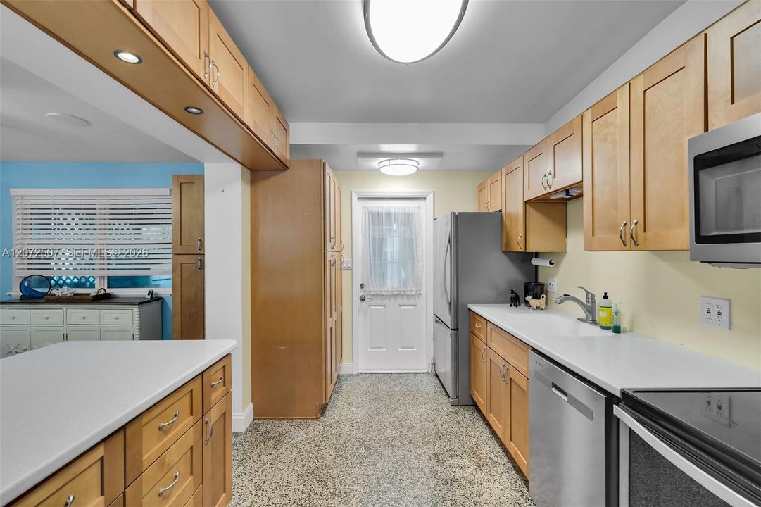 For Sale: $525,000 (2 beds, 1 baths, 1046 Square Feet)