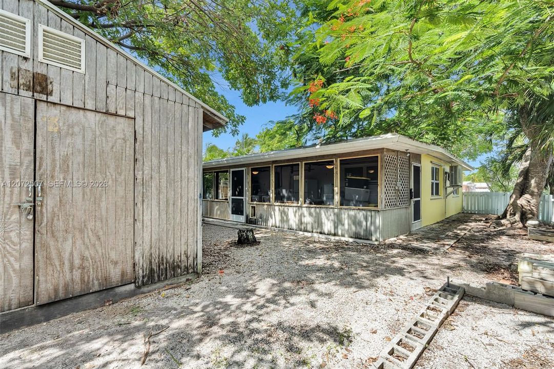 For Sale: $525,000 (2 beds, 1 baths, 1046 Square Feet)