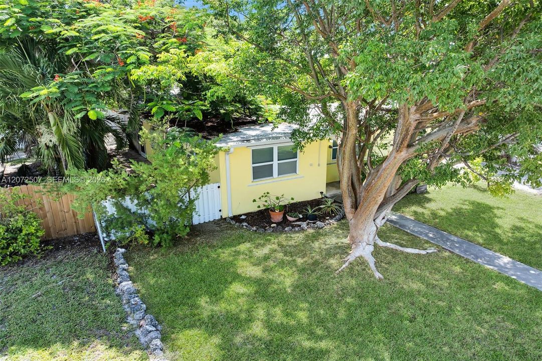 For Sale: $525,000 (2 beds, 1 baths, 1046 Square Feet)