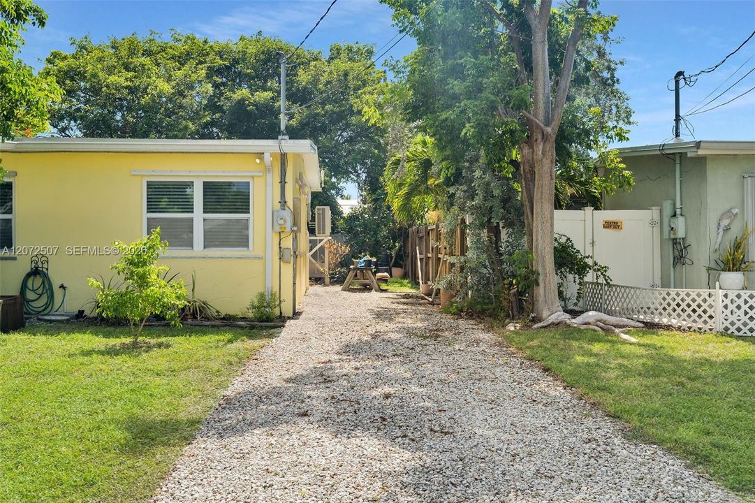 For Sale: $525,000 (2 beds, 1 baths, 1046 Square Feet)