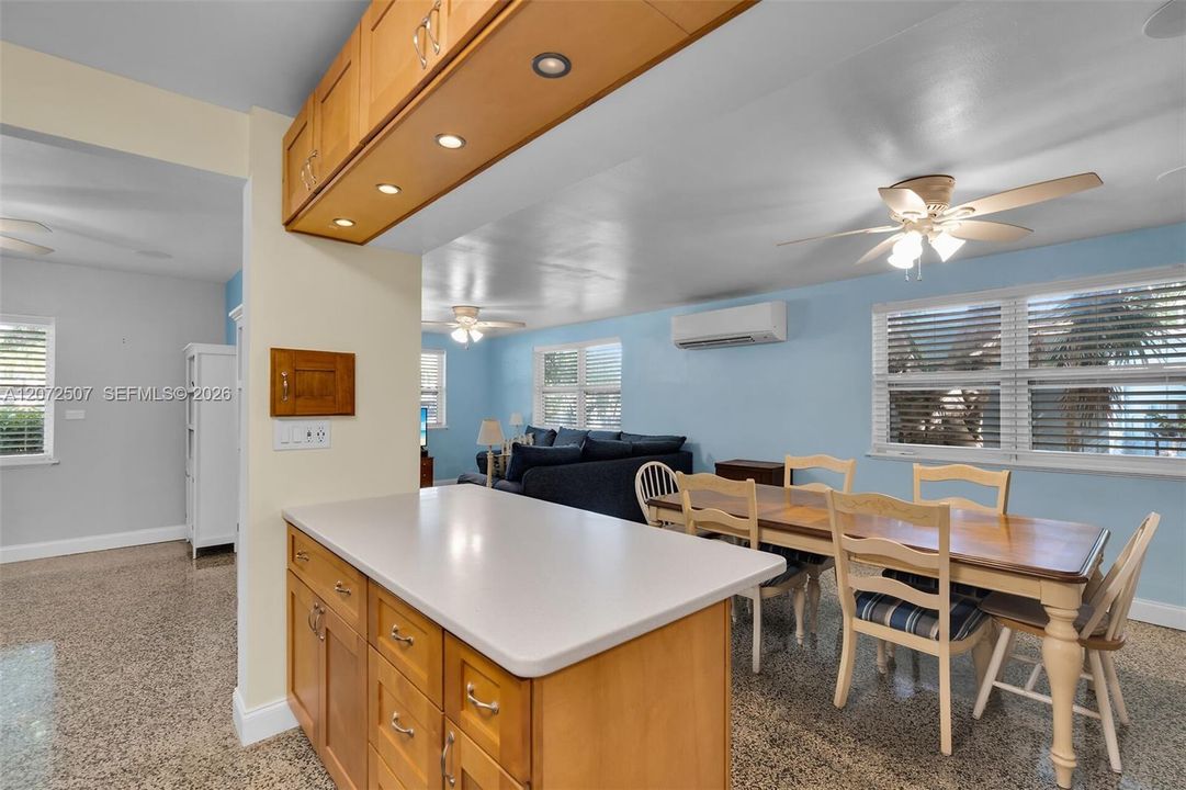 For Sale: $525,000 (2 beds, 1 baths, 1046 Square Feet)