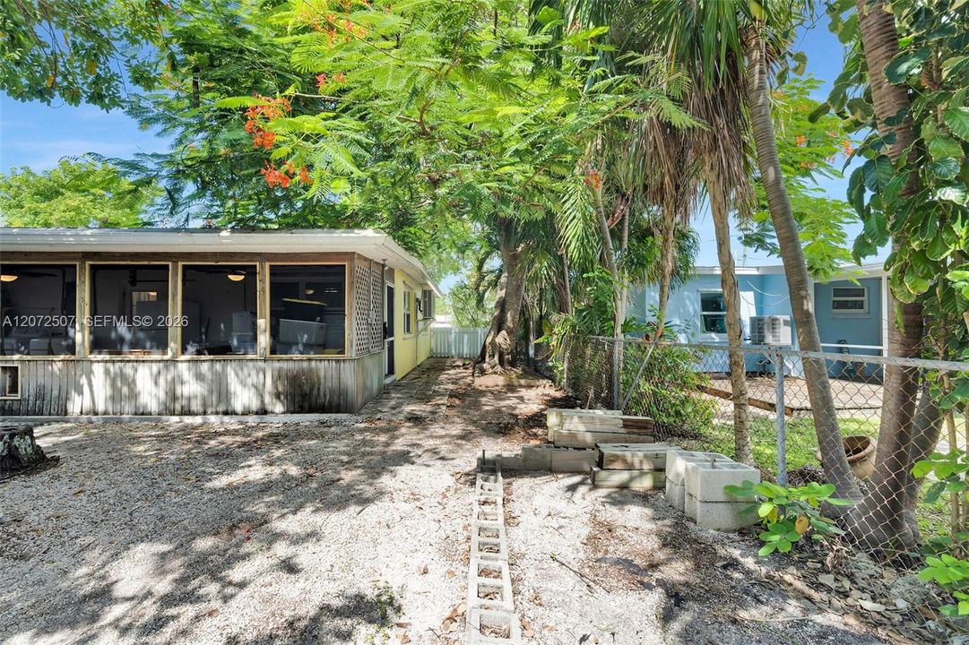 For Sale: $525,000 (2 beds, 1 baths, 1046 Square Feet)