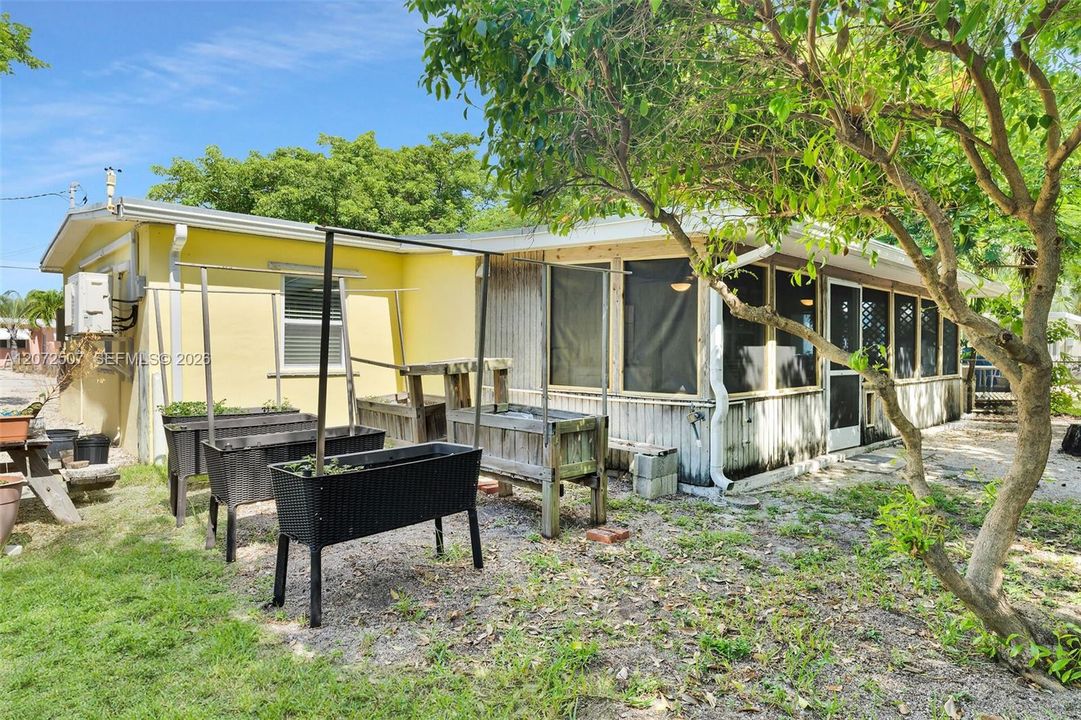 For Sale: $525,000 (2 beds, 1 baths, 1046 Square Feet)