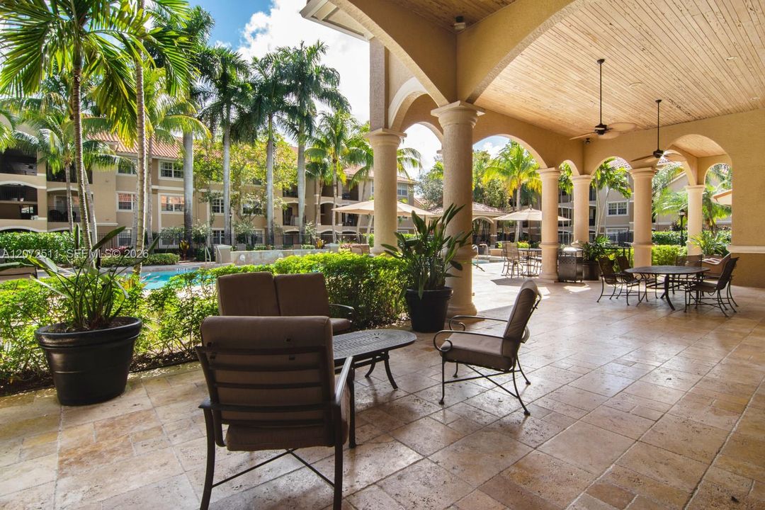 For Rent: $2,200 (2 beds, 2 baths, 1130 Square Feet)