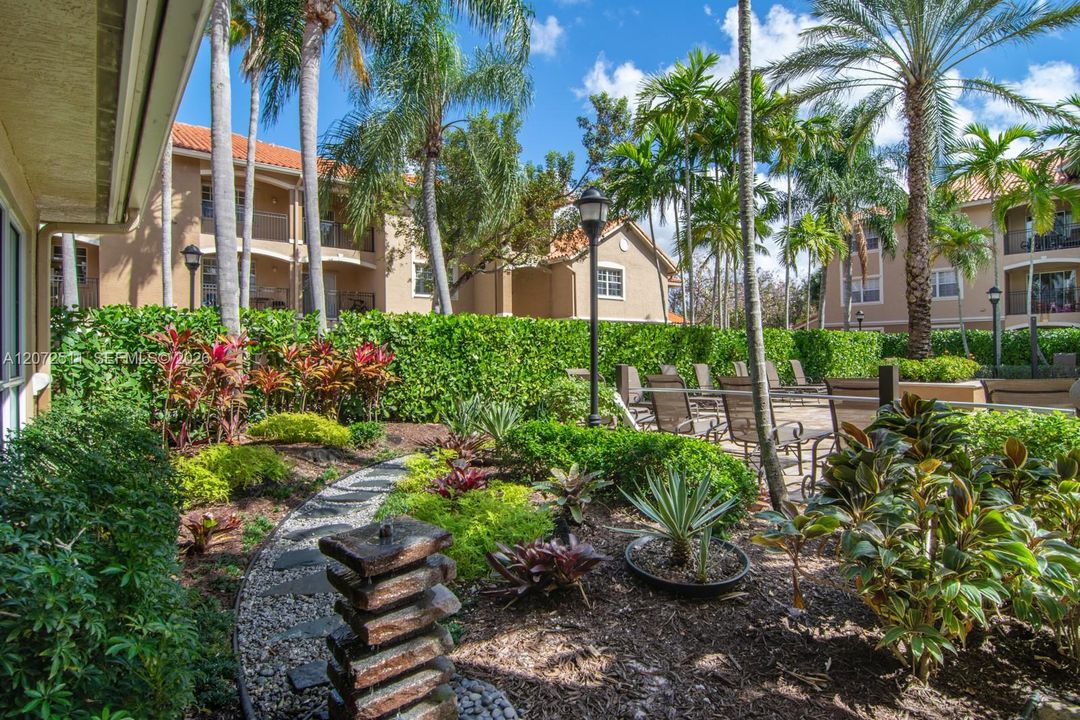 For Rent: $2,200 (2 beds, 2 baths, 1130 Square Feet)