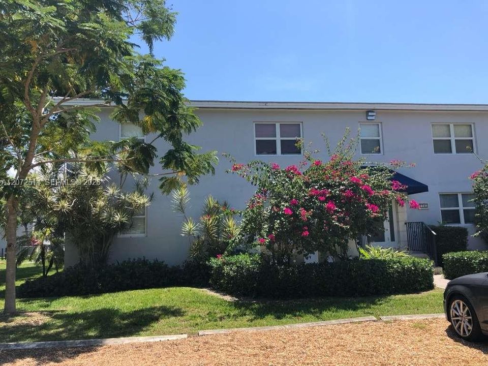 For Sale: $425,000 (2 beds, 1 baths, 786 Square Feet)