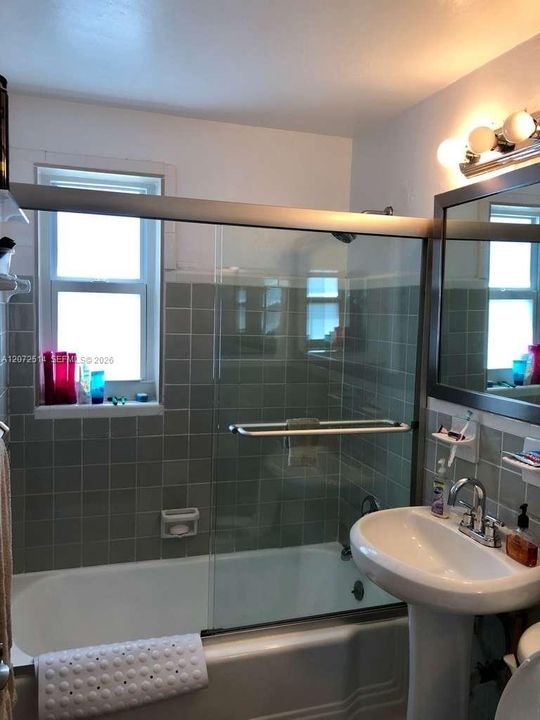 For Sale: $425,000 (2 beds, 1 baths, 786 Square Feet)