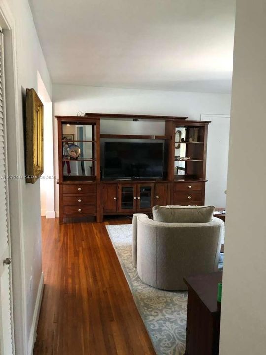 For Sale: $425,000 (2 beds, 1 baths, 786 Square Feet)