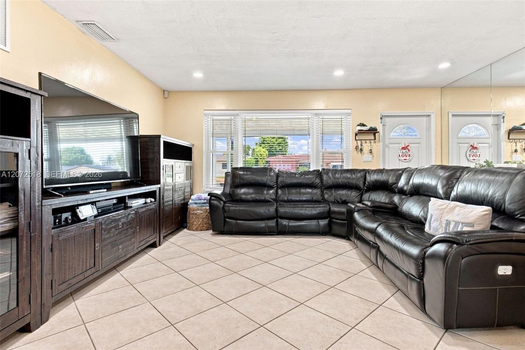 For Sale: $615,000 (4 beds, 2 baths, 1924 Square Feet)