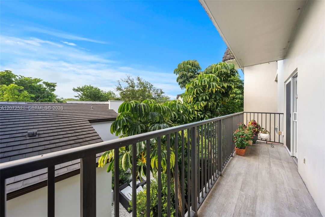 For Sale: $555,000 (2 beds, 2 baths, 1218 Square Feet)