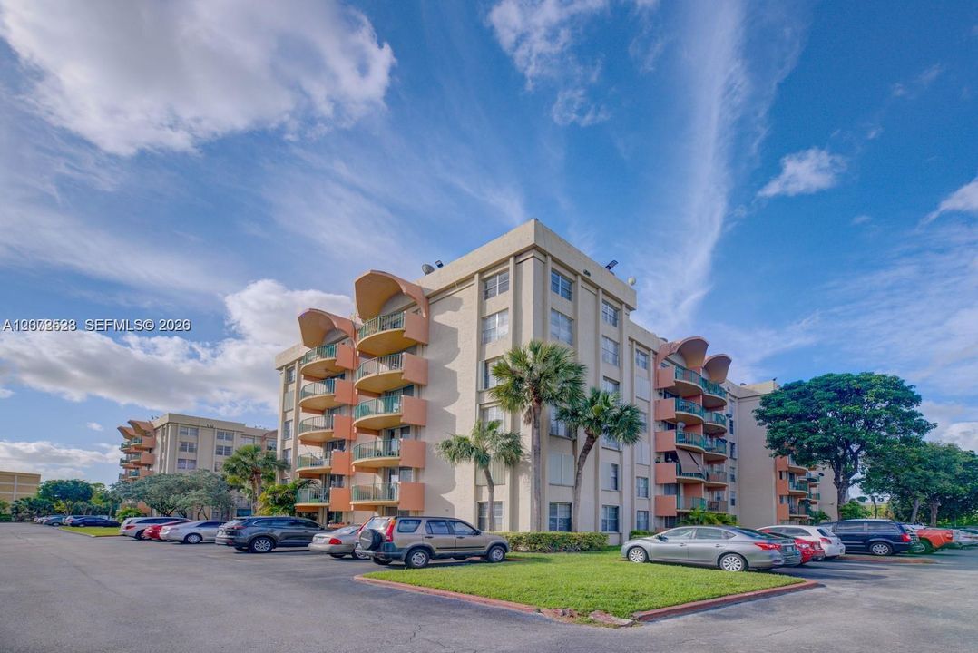 For Sale: $295,000 (2 beds, 2 baths, 870 Square Feet)