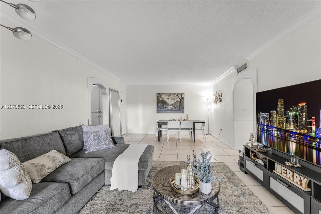For Sale: $295,000 (2 beds, 2 baths, 870 Square Feet)