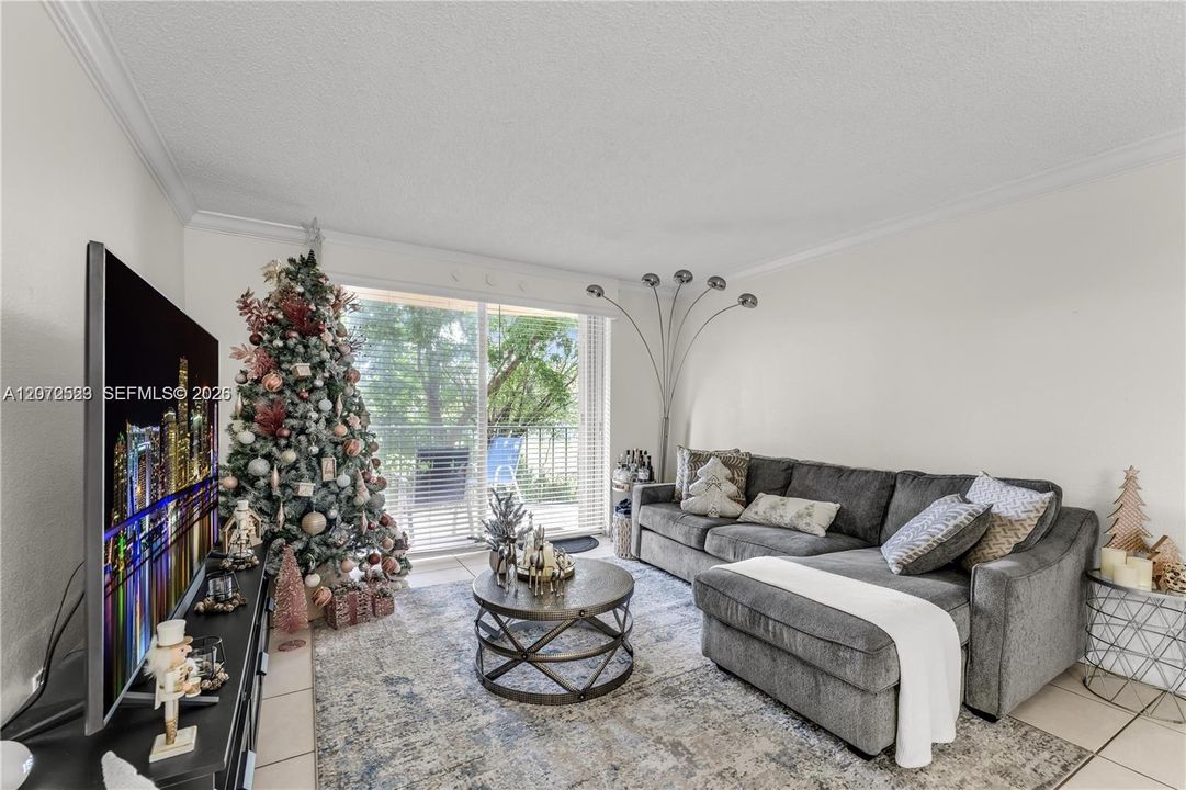 For Sale: $295,000 (2 beds, 2 baths, 870 Square Feet)