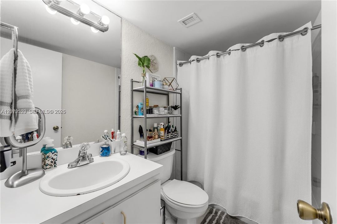 For Sale: $295,000 (2 beds, 2 baths, 870 Square Feet)
