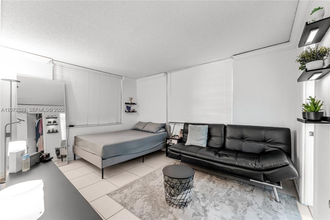 For Sale: $295,000 (2 beds, 2 baths, 870 Square Feet)
