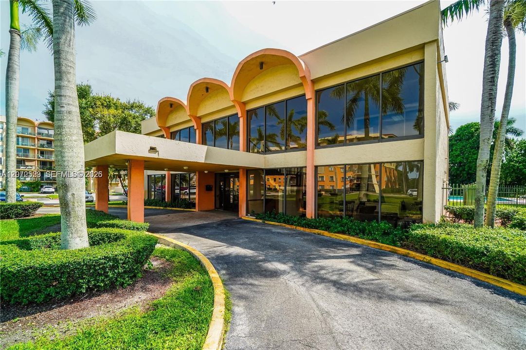 For Sale: $295,000 (2 beds, 2 baths, 870 Square Feet)