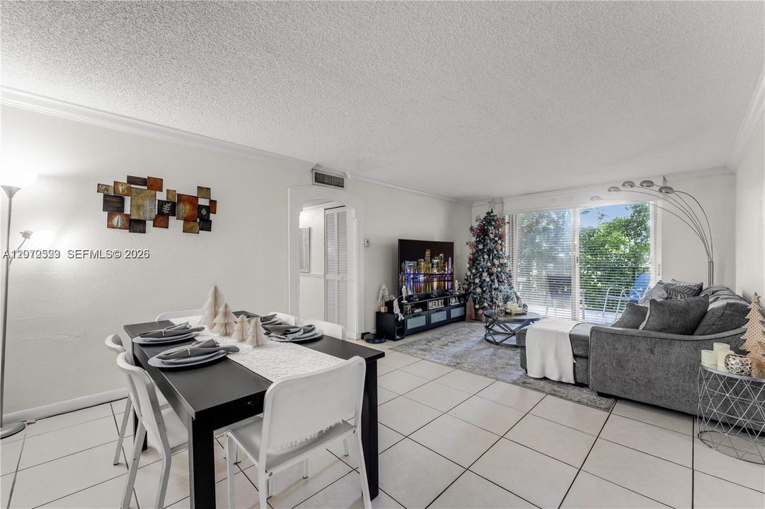 For Sale: $295,000 (2 beds, 2 baths, 870 Square Feet)