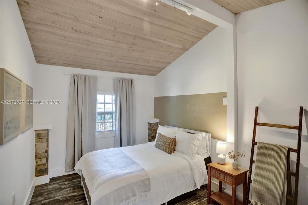 待售: $980,000 (5 贝兹, 3 浴室, 1147 平方英尺)