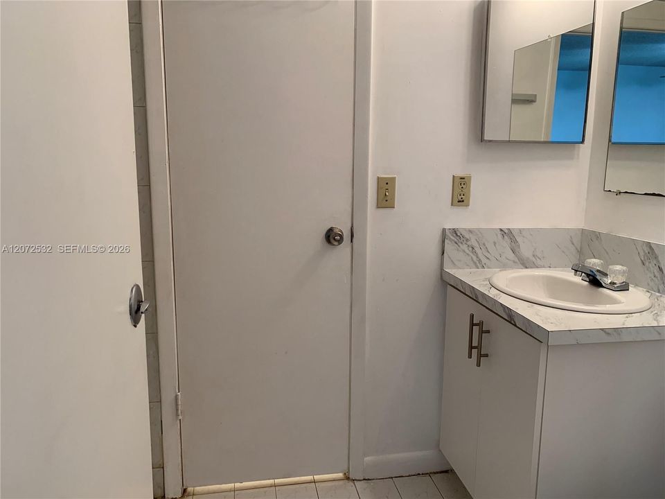 For Rent: $1,650 (2 beds, 1 baths, 863 Square Feet)
