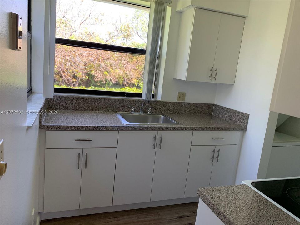For Rent: $1,650 (2 beds, 1 baths, 863 Square Feet)