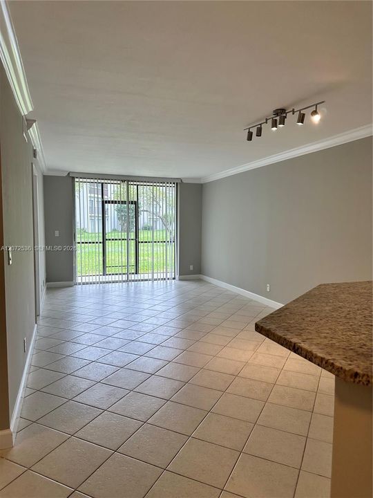 В аренду: $2,200 (2 спален, 2 ванн, 832 Квадратных фут)