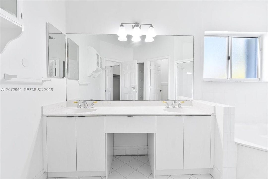 En Venta: $1,250,000 (4 camas, 3 baños, 2400 Pies cuadrados)