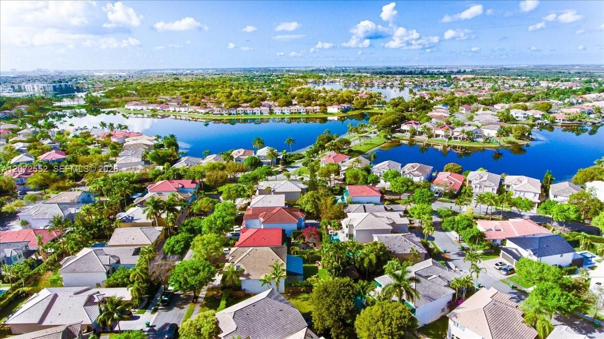 En Venta: $1,250,000 (4 camas, 3 baños, 2400 Pies cuadrados)