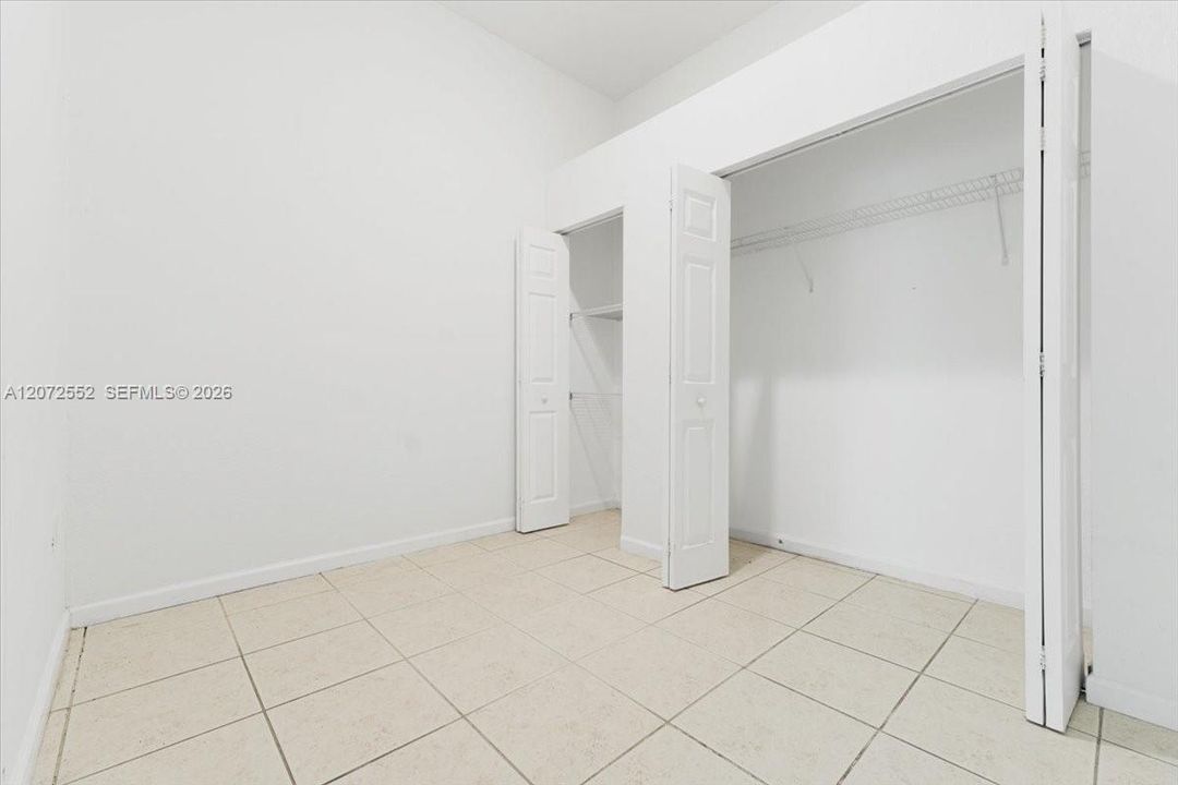 En Venta: $1,250,000 (4 camas, 3 baños, 2400 Pies cuadrados)