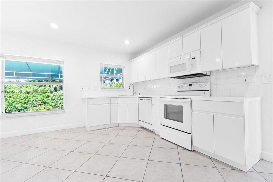 En Venta: $1,250,000 (4 camas, 3 baños, 2400 Pies cuadrados)