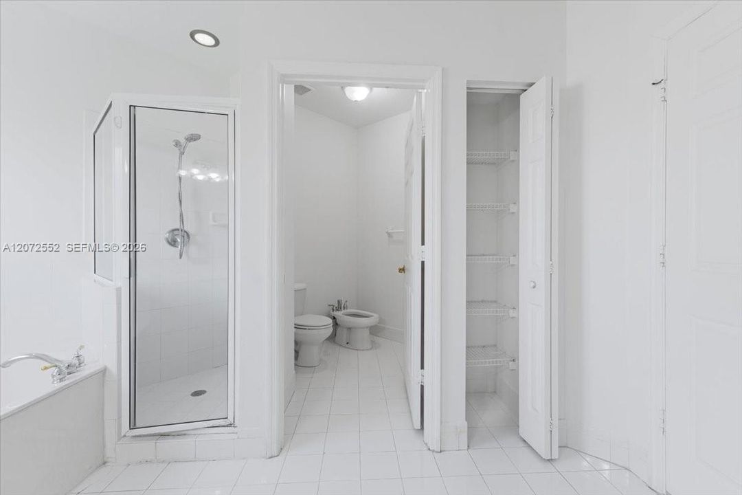 En Venta: $1,250,000 (4 camas, 3 baños, 2400 Pies cuadrados)