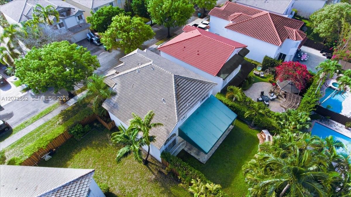 En Venta: $1,250,000 (4 camas, 3 baños, 2400 Pies cuadrados)