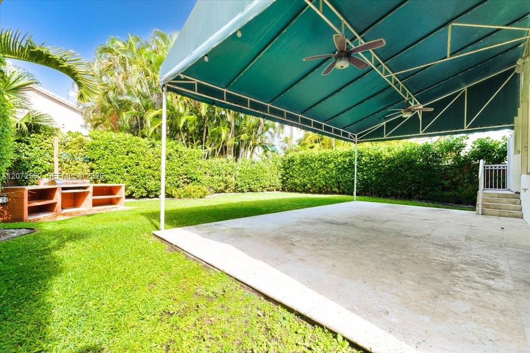 En Venta: $1,250,000 (4 camas, 3 baños, 2400 Pies cuadrados)