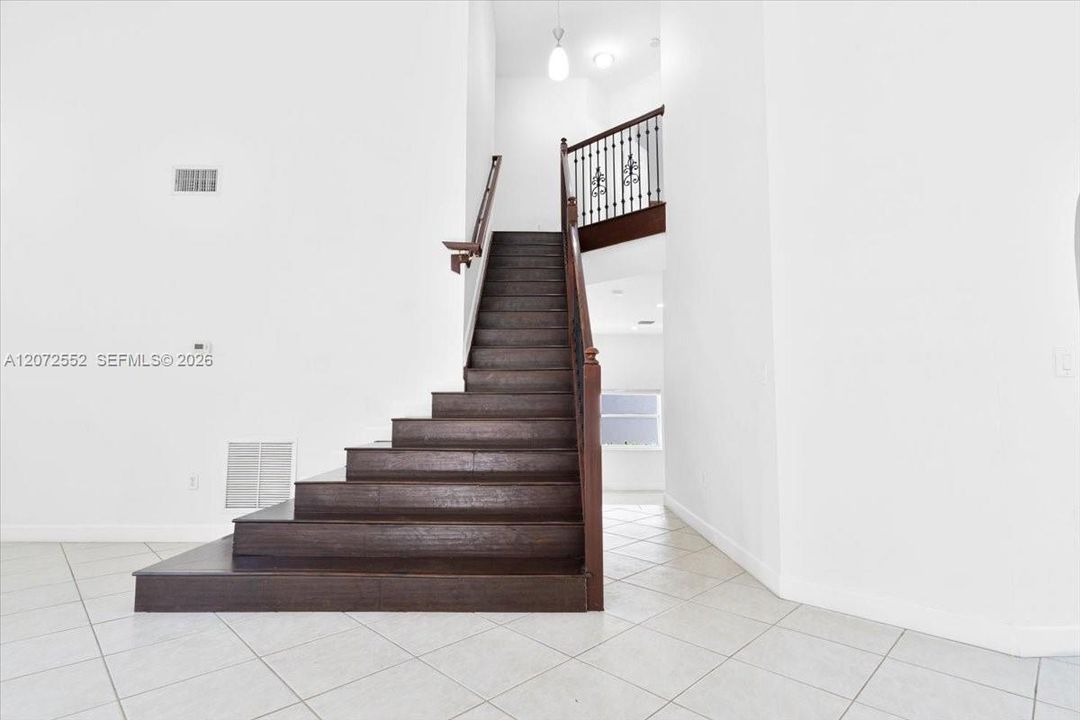 En Venta: $1,250,000 (4 camas, 3 baños, 2400 Pies cuadrados)