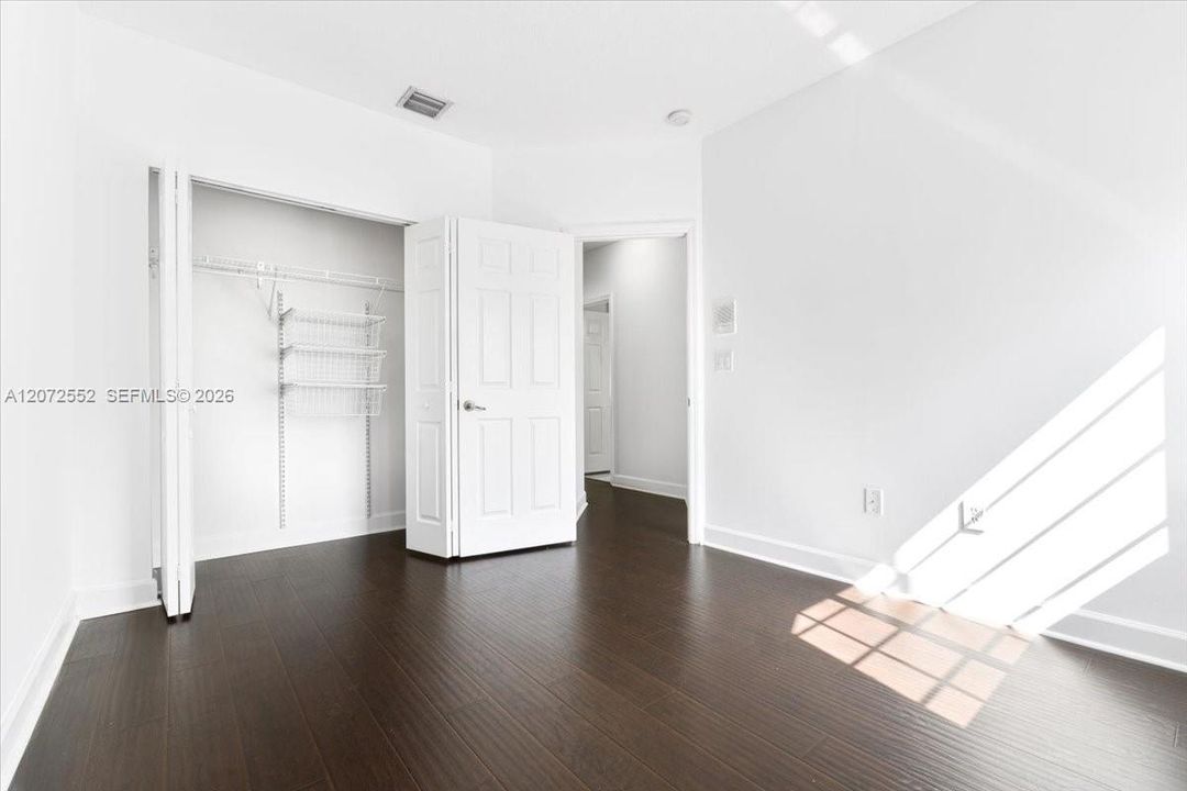 En Venta: $1,250,000 (4 camas, 3 baños, 2400 Pies cuadrados)