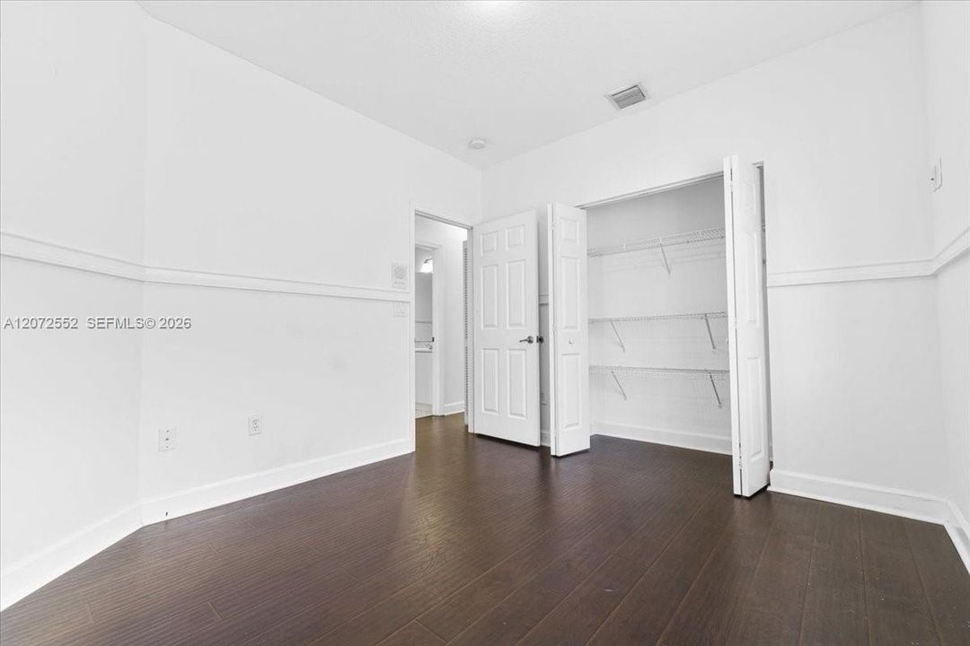 En Venta: $1,250,000 (4 camas, 3 baños, 2400 Pies cuadrados)