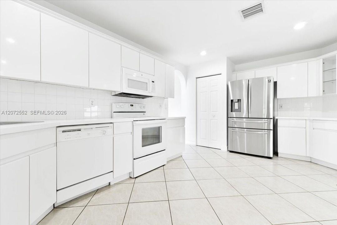 En Venta: $1,250,000 (4 camas, 3 baños, 2400 Pies cuadrados)