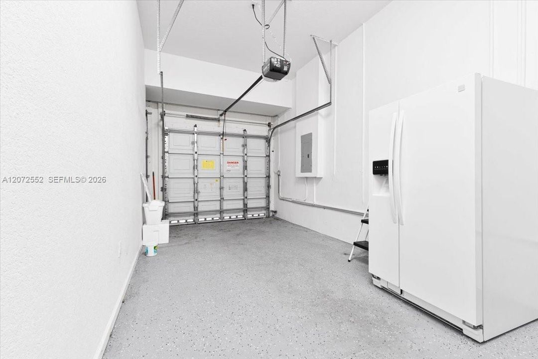 En Venta: $1,250,000 (4 camas, 3 baños, 2400 Pies cuadrados)