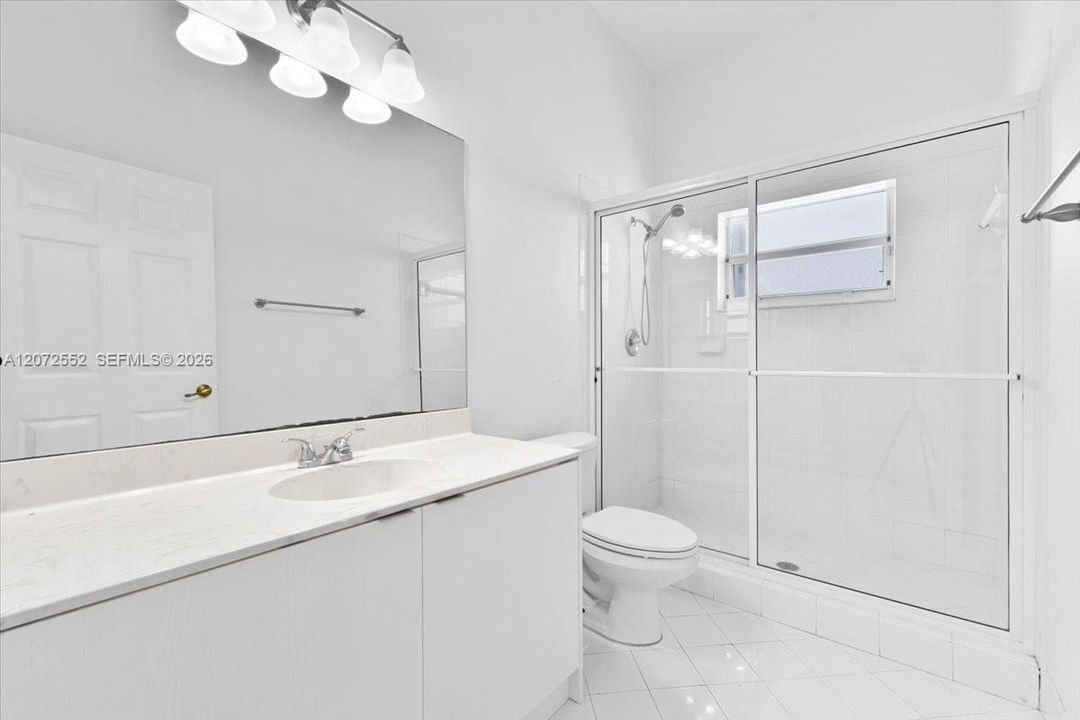 En Venta: $1,250,000 (4 camas, 3 baños, 2400 Pies cuadrados)